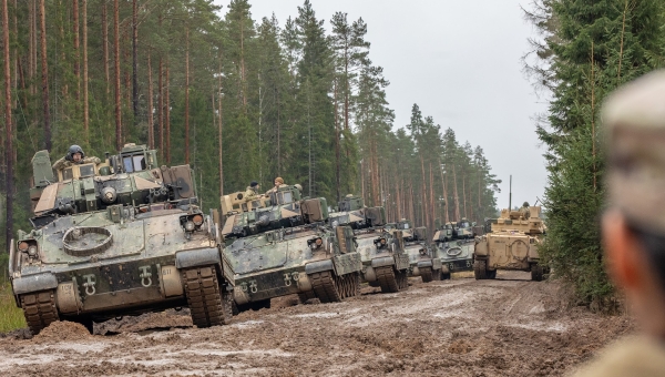 Bradley lahingumasina meeskond koosneb kolmest liikmest. Vajalik on hea koostöö, sest masina juht peab sageli tegutsema ümbrust nägemata saadud juhiste järgi. FOTOD: Aigar Nagel